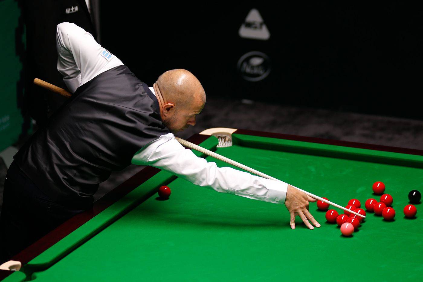 坐着一个被 坐着一个被